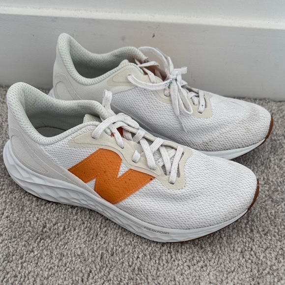 New Balance Women's Fresh Foam Arishi V4 Running Shoe, Orange and White - Size 7 - Picture 2 of 8